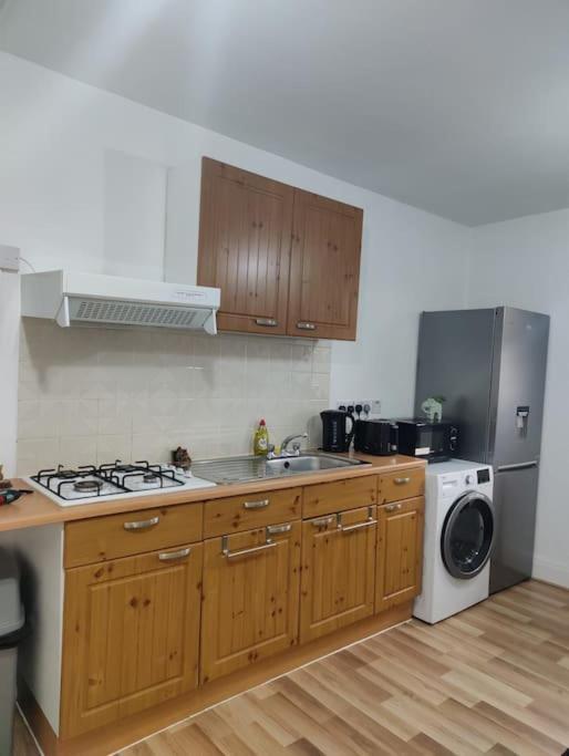 1 Bedroom Flat *